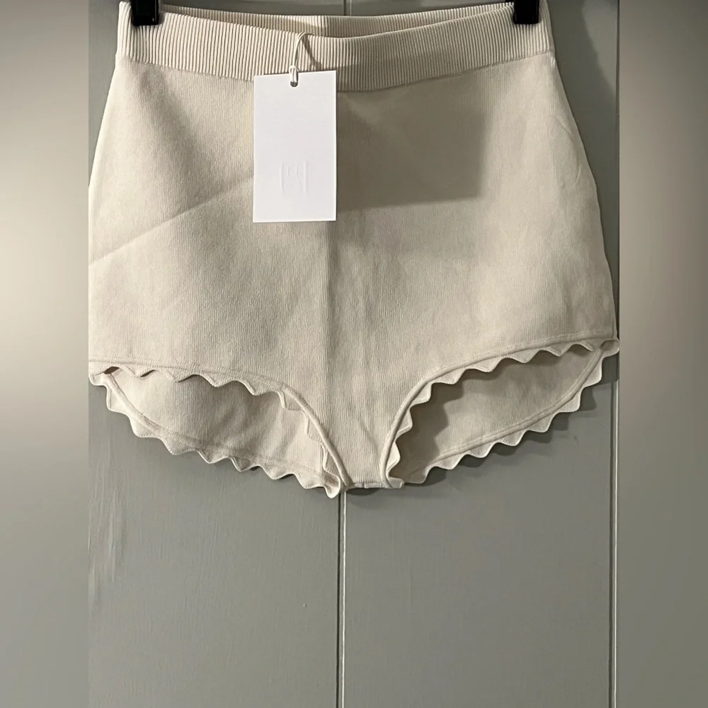 Helsa Elvira Shorts in Cream - Picture 7 of 14